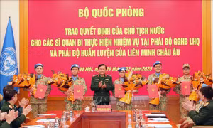 Trao quyết định của Chủ tịch nước cho các sĩ quan lên đường gìn giữ hòa bình