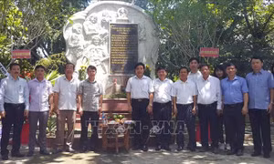 Dâng hương tưởng niệm các liệt sĩ Thông tấn xã Giải phóng tại Di tích căn cứ Khu ủy V