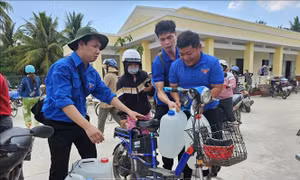 'Giọt nước nghĩa tình' mát lòng người dân vùng hạn mặn