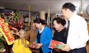 Chủ tịch Quốc hội thăm, chúc mừng Pháp chủ Giáo hội Phật giáo Việt Nam