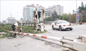 Hà Nội xử lý nghiêm hành vi vượt rào chắn đường sắt
