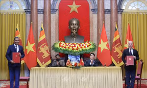 Chủ tịch nước Lương Cường và Tổng thống Sri Lanka chứng kiến lễ ký kết, trao văn kiện