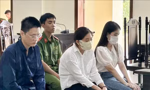 Xét xử vụ án ở Bệnh viện Đa khoa TP Cần Thơ: Tòa trả hồ sơ để làm rõ dòng tiền liên quan Công ty Việt Á