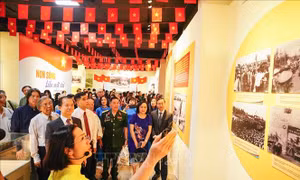 Gần 150 tài liệu hiện vật trong trưng bày chuyên đề 'Non sông liền một dải'