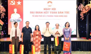 Bí thư Thành ủy Hà Nội Đinh Tiến Dũng dự Ngày hội Đại đoàn kết dân tộc tại quận Hoàn Kiếm