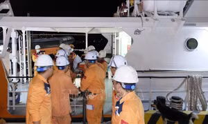 Đưa thuyền viên tàu nước ngoài bị tai nạn lao động trên biển vào bờ cấp cứu khẩn cấp