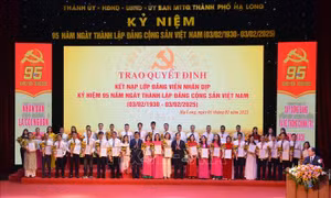 Vinh dự 'Lớp Đảng viên 95 năm'