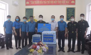 Thăm hỏi cán bộ, chiến sỹ làm công tác phòng, chống dịch khu vực biên giới Thanh Hoá