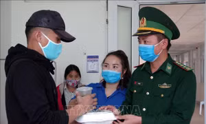 Vợ chồng anh Cứ A Súa và những bữa cơm nghĩa tình với bệnh nhân nghèo mùa dịch
