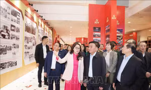 Trưng bày ảnh 'Dưới cờ Đảng - Đất nước tiến vào kỷ nguyên mới'