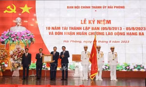 Ban Nội chính Thành ủy Hải Phòng đón nhận Huân chương Lao động hạng Ba