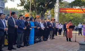 Đoàn đại biểu lãnh đạo thành phố Hà Nội dâng hương tưởng niệm Danh nhân Chu Văn An