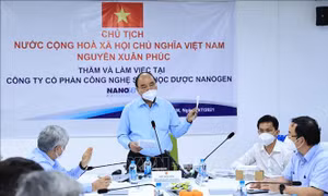 Chủ tịch nước Nguyễn Xuân Phúc thăm doanh nghiệp sản xuất vaccine Nanocovax  