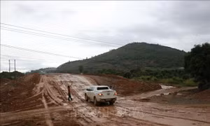 Đường điện cao thế gây 'khó' cho việc thi công đoạn cao tốc Vân Phong - Nha Trang 