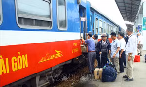Các tàu qua ga Vinh tăng toa do sân bay đóng cửa nâng cấp