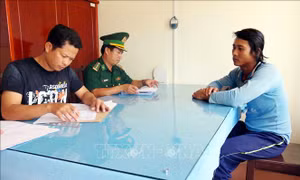 Bộ đội Biên phòng tỉnh Sóc Trăng bàn giao đối tượng có lệnh truy nã ra đầu thú