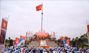 Lễ Thượng cờ 'Thống nhất non sông' tại Đôi bờ Hiền Lương-Bến Hải