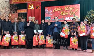 Đồng chí Trần Quốc Vượng thăm, chúc Tết tại Cao Bằng