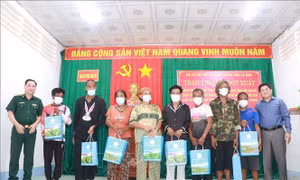 Cà Mau tích cực hỗ trợ 8 thuyền viên nước ngoài gặp nạn trên biển