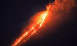 Núi lửa trên Bán đảo Kamchatka (Nga) phun cột tro cao 12km