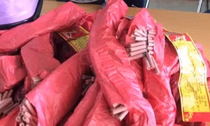 Bị phát hiện vận chuyển pháo lậu, bỏ đồng bọn giữa đường để tẩu thoát 