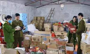 Phát hiện kho hàng mỹ phẩm, thực phẩm nghi ngờ nhập lậu