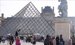 Pháp bắt thêm 4 nghi phạm trong vụ trộm táo tợn tại Bảo tàng Louvre