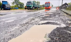 Quốc lộ 1A qua Quảng Trị hư hỏng, tiềm ẩn nguy cơ mất an toàn giao thông