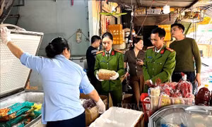 Phát hiện, thu giữ 4 tấn thực phẩm không rõ nguồn gốc