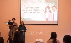 Học sinh, sinh viên tại Nga thể hiện lòng biết ơn các nhà giáo
