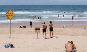 Australia đóng cửa 9 bãi biển sau khi phát hiện những 'vật thể lạ'