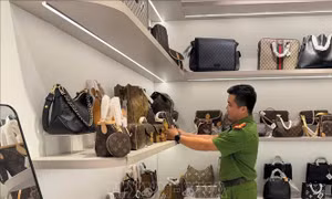 Đà Nẵng: Phát hiện hàng nghìn túi xách 'hàng hiệu' không rõ nguồn gốc