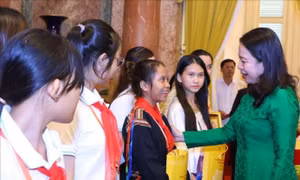 Phó Chủ tịch nước Võ Thị Ánh Xuân gặp mặt Đoàn đại biểu dự Trại hè 'Hoa hướng dương'