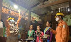 Đồng bào dân tộc Mông ở Sơn La được sử dụng điện lưới quốc gia