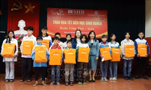 Thái Bình: Trao quà Tết cho học sinh có hoàn cảnh đặc biệt khó khăn