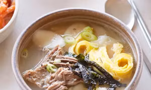Món canh Tteokguk trong ngày đầu năm mới của người Hàn Quốc