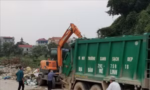 Đã xử lý dứt điểm khu vực tập kết rác tại đê tả sông Hồng đoạn qua thôn Hạ Lôi