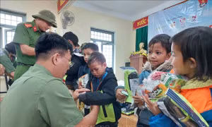 Mang Tết đến với đồng bào khó khăn tại xã vùng sâu của tỉnh Kon Tum