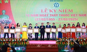 Thủ tướng: Thầy thuốc phải có kiến thức đầy đủ, đức hạnh vẹn tròn, hành vi mẫu mực