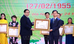 Thủ tướng Phạm Minh Chính đến thăm, chúc mừng ngành Y tế