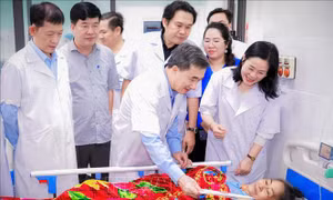 Thầy thuốc trẻ chung tay cùng người dân Nghệ An vượt qua hậu quả bão lũ