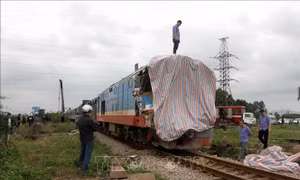Đường sắt Bắc - Nam tê liệt hơn 3 giờ sau vụ tai nạn giữa tàu hỏa với xe đầu kéo