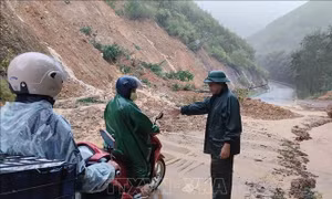 Khắc phục nhanh nhất các tuyến giao thông trọng yếu sau mưa lũ tại Trung Bộ