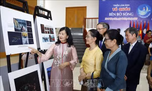 Khai mạc Triển lãm ảnh 'Tổ quốc bên bờ sóng' tại Lào