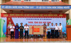 Năm học mới 2023 - 2024: Tặng quà cho học sinh vùng sâu tỉnh Đắk Nông