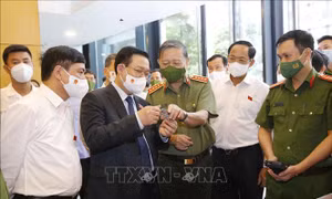 Chủ tịch Quốc hội Vương Đình Huệ làm việc tại Trung tâm dữ liệu quốc gia về dân cư
