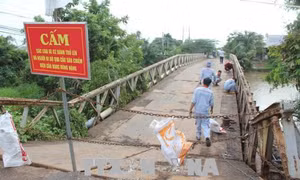 Sập cầu Sáu Chiếm ở Bến Tre