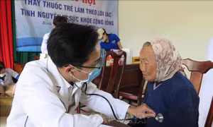 Khám, chữa bệnh miễn phí, tặng quà cho người dân xã đảo Nhơn Châu