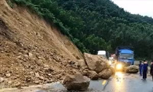 Khắc phục tình trạng nhiều tảng đá lớn lăn xuống chân đèo An Khê