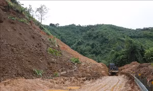 Khẩn trương khắc phục sạt lở trên các tuyến giao thông miền núi Đà Nẵng